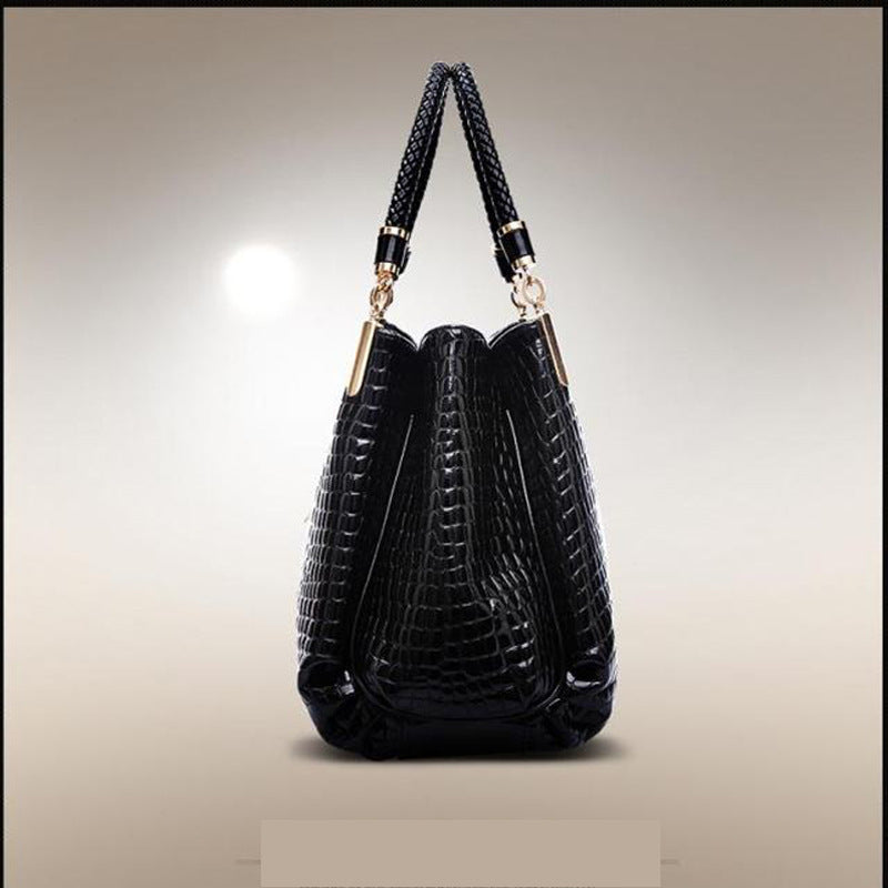 MONO//FIT Crocodile pattern bag in black with stylish woven straps for modern elegance