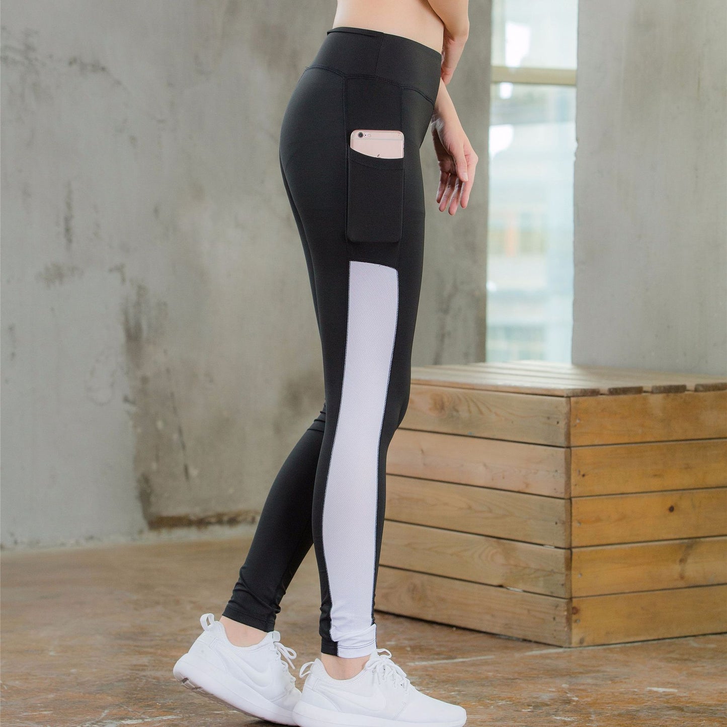 Women's fitness running leggings featuring a side pocket and a stylish design for activewear